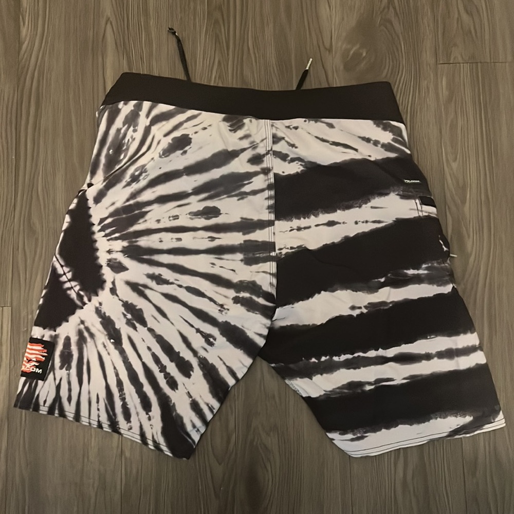 Volcom mod tech board shorts size 32 - Picture 2 of 2